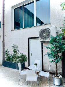 a patio with a table and chairs and a fan at Duplex TH Sanse Norte in San Sebastián de los Reyes