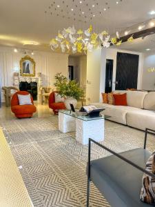 un ampio soggiorno con divani e lampadario a braccio di Vanity Villa Luxe Residence Ikoyi a Lagos