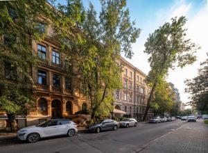 a row of cars parked on a city street at Alunana Premium & Fireplace apartment in Art Nouveau district, 63 sqm, 1870s, Self check-in in Rīga