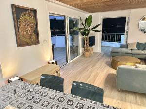 un salon avec une table, des chaises et un canapé dans l'établissement Atico de lujo vistas dos mares, à La Manga del Mar Meno