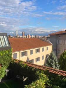 - une vue sur la ville depuis le toit d'un bâtiment dans l'établissement Studio avec vue, à Lyon 2 autres photos