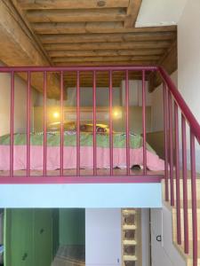 Ce lit superposé se trouve dans un dortoir doté d'un plafond en bois. dans l'établissement Studio avec vue, à Lyon