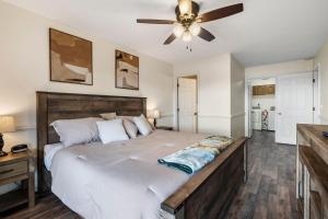 Postel nebo postele na pokoji v ubytování Tree of Heaven 1102 + 25 fotografií