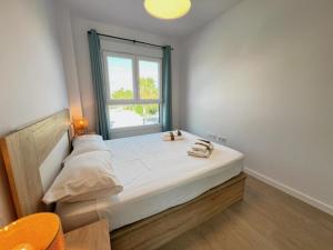 Un dormitorio con una cama grande con ventana. en PUSHE Playa Granada Beach & Golf 8, en Motril 43 fotos más