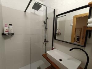 a bathroom with a sink and a shower and a mirror at Calle Yelmo de Mambrino 19 in Campo de Criptana +9 photos