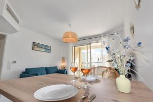 tavolo da pranzo con 2 bicchieri di vino di L'Eden - Quiet - Parking - WIFI - Beach a Antibes