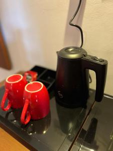 Příslušenství pro přípravu čaje a kávy v ubytování TEMBO Cottage Wilpattu