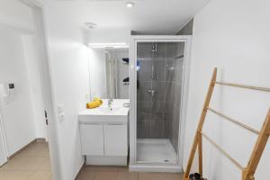 un bagno con doccia e lavandino di L'Eden - Quiet - Parking - WIFI - Beach a Antibes