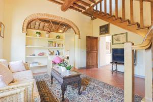 A television and/or entertainment centre at Casale La Fornace nel Chianti