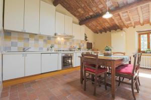 A kitchen or kitchenette at Casale La Fornace nel Chianti
