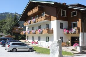 samochód zaparkowany przed budynkiem w obiekcie Apartment Panorama w mieście Wagrain
