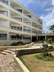 a large white building with steps in front of it at Estancia Nana Tu Refugio con Vista al Mar, Piscina, wifi, lavadora secadora Reserva Ahora in Juan Dolio +19 photos