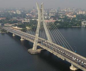 un ponte sull'acqua con le auto sopra di Vanity Villa Luxe Residence Ikoyi a Lagos