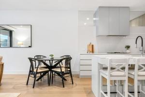 LUXE - Location, Style, Space in the heart of town的厨房或小厨房