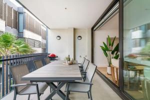 莫宁顿LUXE - Location, Style, Space in the heart of town的阳台上带桌椅的餐厅