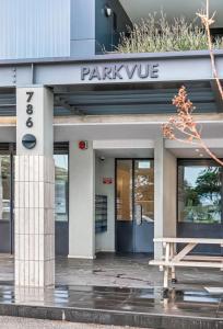 莫宁顿LUXE - Location, Style, Space in the heart of town的前面有公园标志的建筑