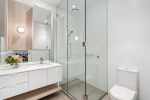 莫宁顿LUXE - Location, Style, Space in the heart of town的带淋浴、马桶和水槽的浴室 更多9张照片