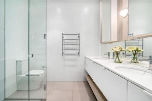 莫宁顿LUXE - Location, Style, Space in the heart of town的带马桶和水槽的白色浴室