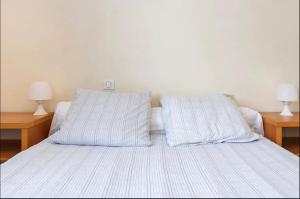 En eller flere senge i et værelse på Villa des Palmiers, Chambre 2, Lit double