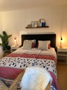 Postel nebo postele na pokoji v ubytování Ferienhaus Zulg-Doppelzimmer mit Gartenblick