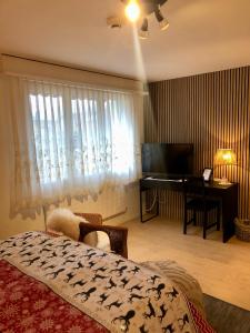 Postel nebo postele na pokoji v ubytování Ferienhaus Zulg-Doppelzimmer mit Gartenblick