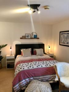 Postel nebo postele na pokoji v ubytování Ferienhaus Zulg-Doppelzimmer mit Gartenblick