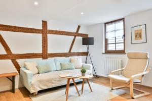a living room with a couch and two chairs at Au pied des remparts à Eguisheim in Eguisheim