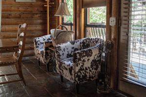 Zona de estar de Charming Log AFrame in Pine