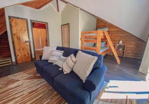 Zona de estar de Charming Log AFrame in Pine