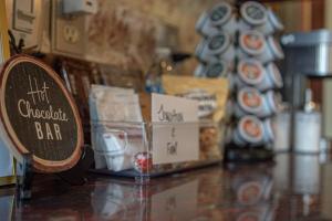 Utensilios para hacer té y café en Charming Log AFrame in Pine