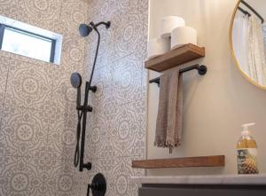 Un baño de Charming Log AFrame in Pine