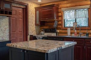 Una cocina o zona de cocina en Charming Log AFrame in Pine