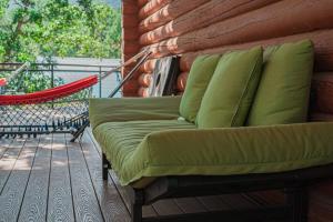 Zona de estar de Charming Log AFrame in Pine