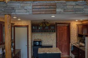 Una cocina o zona de cocina en Charming Log AFrame in Pine