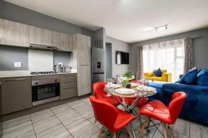 Køkken eller tekøkken på Explore this stylish apartment in Fourways, Sandton
