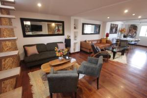 salon z kanapą i stołem w obiekcie Ravissant loft dans le centre de Saint-Tropez w Saint-Tropez