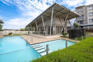 Swimmingpoolen hos eller tæt på Explore this stylish apartment in Fourways, Sandton