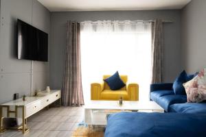 Et opholdsområde på Explore this stylish apartment in Fourways, Sandton