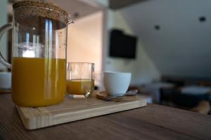 ヴルシャツにあるLa Roueのオレンジジュースとグラス1杯 +43枚の写真