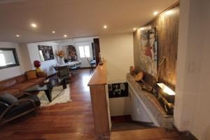 salon z kanapą i jadalnią w obiekcie Ravissant loft dans le centre de Saint-Tropez w Saint-Tropez