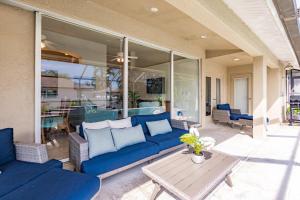 Una sala de estar con un sofá azul y una mesa. en 1395 Marco Island, en Marco Island