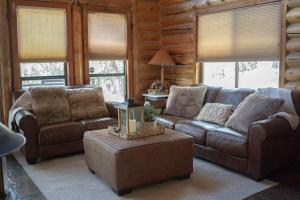 Zona de estar de Charming Log AFrame in Pine