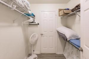 Habitación con armario, cama y ventilador. en 1395 Marco Island, en Marco Island 39 fotos más