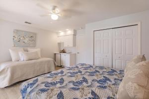 Un dormitorio blanco con una cama y una puerta blanca. en 1395 Marco Island, en Marco Island