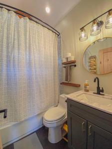 Un baño de Charming Log AFrame in Pine