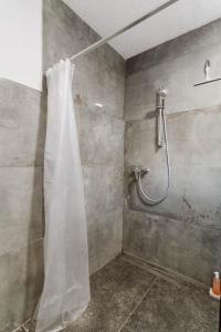 eine Dusche mit einem weißen Duschvorhang im Bad in der Unterkunft Villa Mia Filomena in Sevid