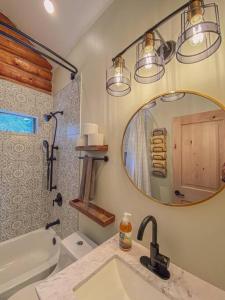 Un baño de Charming Log AFrame in Pine