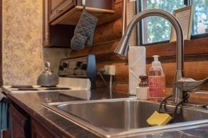 una cocina con fregadero y encimera en Charming Log AFrame in Pine, en Pine