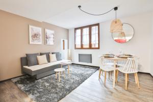 a living room with a couch and a table at Au nid des remparts à Eguisheim in Eguisheim