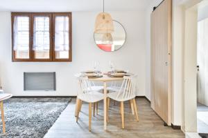 a dining room with a white table and chairs at Au nid des remparts à Eguisheim in Eguisheim +18 photos